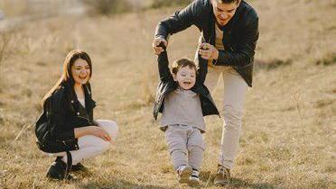 Familie am Ballspielen mit Kind
