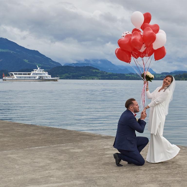 Romantisches Paarshooting und Verlobungsfotos vor der Hochzeit in Rotkreuz.